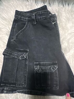 Black Cargo Shorts with Patch Pockets Sz 30 juniors $7.00